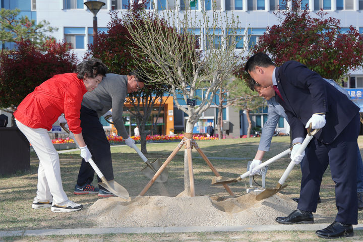 [대구=뉴시스] 대구 북구는 청사 앞마당에서 무궁화나무를 심는 행사를 개최했다. (사진=대구 북구 제공) 2025.04.14. photo@newsis.com *재판매 및 DB 금지