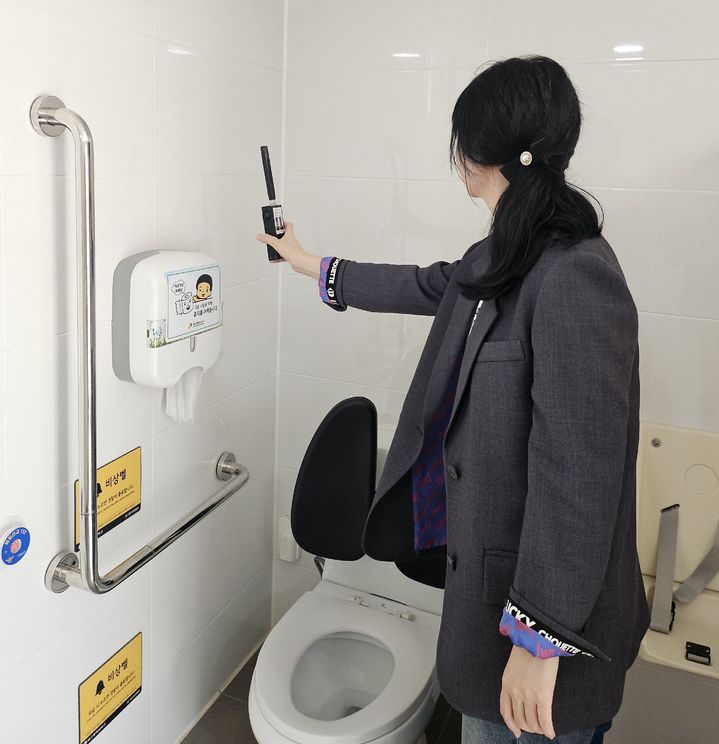 [대구=뉴시스] 대구 서부경찰서는 14일 성범죄 예방 활동의 일환으로 다중이용시설 공중화장실을 점검했다. (사진=대구 서부경찰서 제공) 2025.04.14. photo@newsis.com *재판매 및 DB 금지