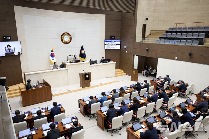 [용인=뉴시스]용인특례시의회 제292회 임시회 제2차 본회의(사진=용인시의회 제공)