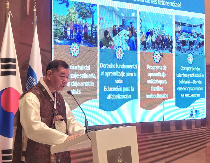 [공주=뉴시스] 라틴아메리카 학습도시 축제에서 발표하는 최원철 공주시장.(사진=공주시 제공) 2025.04.14. photo@newsis.com *재판매 및 DB 금지