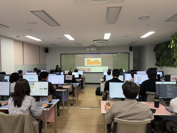 [부산=뉴시스] 한국철도 부산경남본부는 부산철도차량정비단과 함께 최근 청년창업허브에서 사내 직원 30여명을 대상으로 생성형 인공지능(AI) 활용 교육을 실시했다고 14일 밝혔다. (사진=한국철도 부산경남본부 제공) 2025.04.14. photo@newsis.com *재판매 및 DB 금지