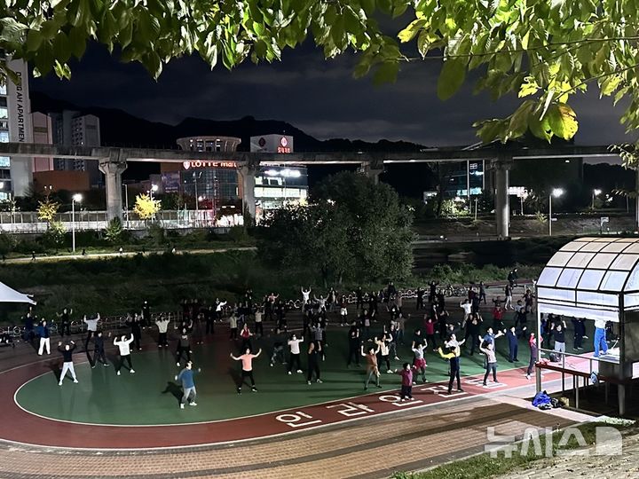 [의정부=뉴시스] 경기 의정부시 생활체육광장 체조 프로그램.(사진=의정부시 제공).photo@newsis.com