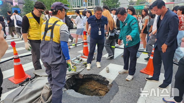 [서울=뉴시스]박강수 마포구청장이 서교동 도로 침하 현장을 찾아 조치에 나섰다.