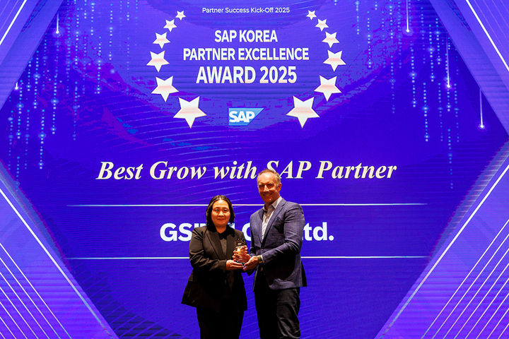 (왼쪽부터)유희경 GS ITM SAP 클라우드 사업센터센터장과 피터 무어 아시아태평양지역 최고 파트너 책임자(APAC CPO)가 기념촬영하고 있다(사진=GS ITM 제공) *재판매 및 DB 금지