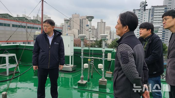 [안산=뉴시스]이상진 수도권대기환경청장이 14일 광진구 대기환경측정소를 찾아 운영·관리실태를 점검하고 있다.(사진=수도권대기환경청 제공)2025.04.14.photo@newsis.com