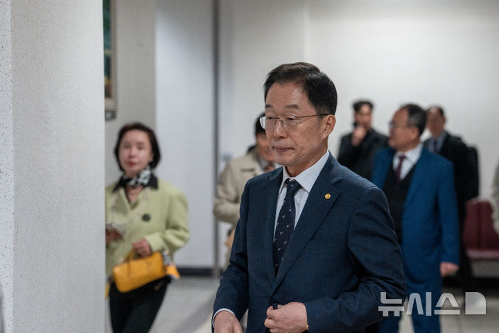 [대구=뉴시스] 김정화 기자 = 임종식 경상북도 교육감이 14일 오전 대구시 수성구 대구고등법원에서 열린 재판에 출석하고 있다. 2025.04.14. jungk@newsis.com