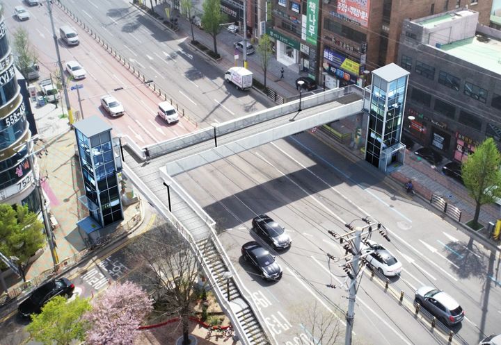 [대구=뉴시스] 대구 서구청 앞 보도육교 엘리베이터 설치 조감도 (사진=대구 서구 제공) 2025.04.14. photo@newsis.com *재판매 및 DB 금지