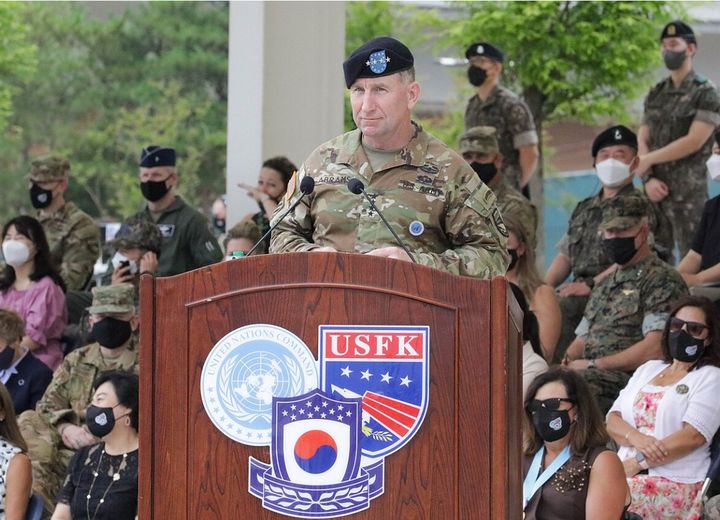 [서울=뉴시스] 로버트 B. 에이브럼스 사령관이 2021년 7월 2일 미 버지니아 바커 필드에서 고별사를 하고 있다.(출처: 위키피디아) 2025.04.14. *재판매 및 DB 금지