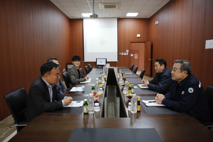 [부산=뉴시스] 신봉재 부산지방조달청장이 14일 지역 우수조달 기업인 금경라이팅을 방문해 현장의 목소리를 청취하고 있다. (사진=부산지방조달청 제공) 2025.04.14. photo@newsis.com *재판매 및 DB 금지