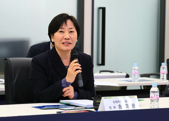 [세종=뉴시스] 송미령 농림축산식품부 장관이 14일 오후 서울 양재동 소재 온라인도매시장 상황실을 방문해 현장 관계자 등과 간담회를 개최하고 있다. (사진=농식품부 제공) *재판매 및 DB 금지