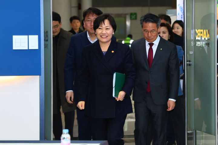 [세종=뉴시스] 송미령 농림축산식품부 장관이 14일 오후 서울 양재동 소재 온라인도매시장 상황실을 방문하고 있다. (사진=농식품부 제공) *재판매 및 DB 금지