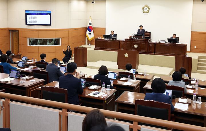 [대전=뉴시스] 조명휘 기자 = 유성구의회가 14일 제277회 임시회를 개회하고 있다. (사진= 유성구의회 제공) 2025.04.14. photo@newsis.com *재판매 및 DB 금지