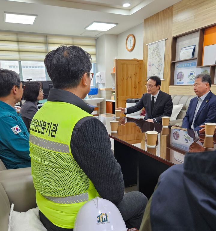 [광명=뉴시스] 임태희 경기도교육감이 14일 광명시 빛가온초를 찾아 현장을 점검하고 대응 방안을 논의했다. (사진=경기도교육청 제공) 2025.04.14. photo@newsis.com *재판매 및 DB 금지