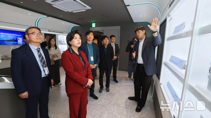 [과천=뉴시스] 신계용 시장(빨간색)이 14일 LG에너지솔루션 대전연구소를 방문한 가운데 홍보관을 둘러고 보고 있다. (사진=과천시 제공).)2025.04.14.photo@newsis.com