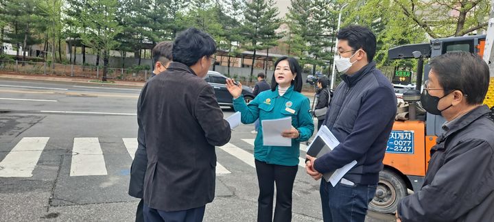 [울산=뉴시스] 박수지 기자 = 천미경 울산시의회 의원이 14일 남구 남중로 도로침하 현장을 찾아 현장을 살펴보고 있다. (사진=시의회 제공) 2025.04.14. photo@newsis.com *재판매 및 DB 금지