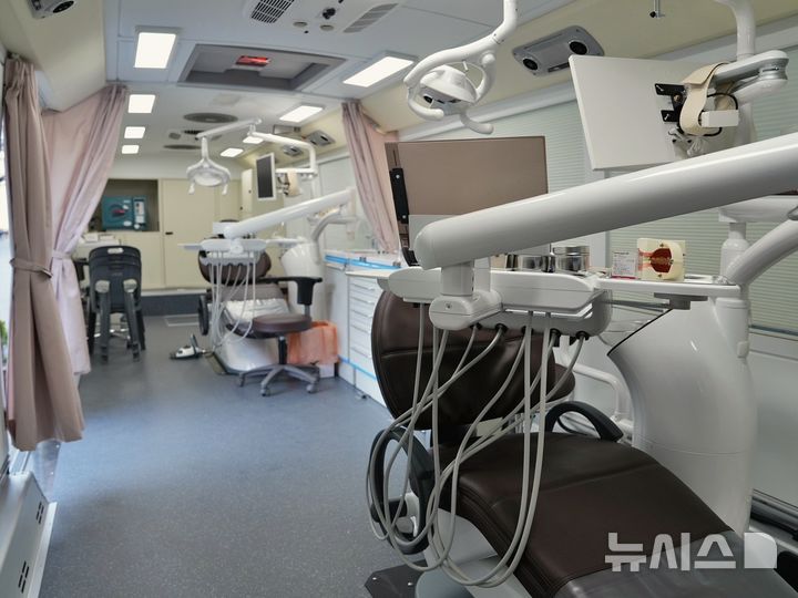 [서울=뉴시스] 롯데웰푸드의 신형 이동치과병원인 '업그레이드 닥터자일리톨 버스'. photo@newsis.com