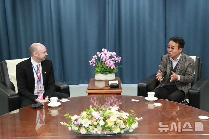[창원=뉴시스]부산진해경제자유구역청 박성호(오른쪽) 청장이 14일 청사를 방문한 주한유럽상공회의소(ECCK) 앤드류 밀라드 부산지부장과 유럽 기업들과의 투자유치 및 협력 방안을 논의하고 있다.(사진=부산진해경제자유구역청 제공) 2025.04.14. photo@newsis.com