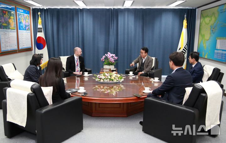 [창원=뉴시스]부산진해경제자유구역청 박성호(오른쪽) 청장이 14일 청사를 방문한 주한유럽상공회의소(ECCK) 앤드류 밀라드 부산지부장과 유럽 기업들과의 투자유치 및 협력 방안을 논의하고 있다.(사진=부산진해경제자유구역청 제공) 2025.04.14. photo@newsis.com