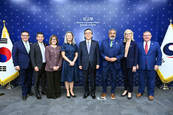 [서울=뉴시스] 조태열 외교부 장관은 14일 방한 중인 아미 베라 의원 및 제니퍼 키건스 의원을 공동단장으로 하는 미국 하원 코리아스터디그룹(CSGK) 대표단 7명과 면담하고, 한미동맹 및 경제협력, 러북 군사협력 문제를 포함한 지역정세 등 상호 관심사에 대해 논의했다. (사진=외교부 제공) 2025.04.14 *재판매 및 DB 금지