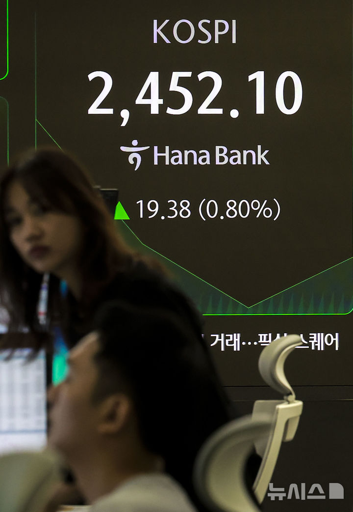 [서울=뉴시스] 정병혁 기자 = 14일 서울 중구 하나은행 딜링룸에서 직원들이 업무를 보고 있다. 코스피는 전 거래일(2432.72)보다 21.56포인트(0.56%) 오른 2454.28에, 코스닥 지수는 전 거래일(695.59)보다 4.40포인트(0.63%) 상승한 699.99에 거래를 시작했다.서울 외환시장에서 원·달러 환율은 전 거래일 주간거래 종가(1449.9원)보다 21.9원 내린 1428.0원에 출발했다. 2025.04.14. jhope@newsis.com