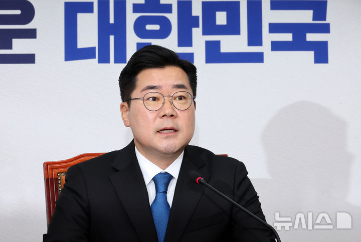[서울=뉴시스] 조성우 기자 = 박찬대 더불어민주당 당대표 직무대행 겸 원내대표가 14일 오전 서울 여의도 국회에서 열린 최고위원회의에서 발언하고 있다. 2025.04.14. xconfind@newsis.com