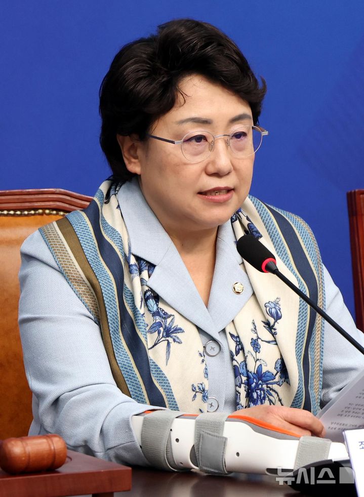 [서울=뉴시스] 조성봉 기자 = 조국혁신당 김선민 대표 권한대행이 14일 오전 서울 여의도 국회에서 열린 최고위원회의에서 발언을 하고 있다. 2025.04.14. suncho21@newsis.com