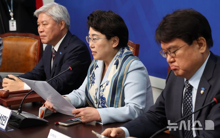 [서울=뉴시스] 조성봉 기자 = 김선민 조국혁신당 대표 권한대행이 14일 오전 서울 여의도 국회에서 열린 최고위원회의에서 발언을 하고 있다. 2025.04.14. suncho21@newsis.com