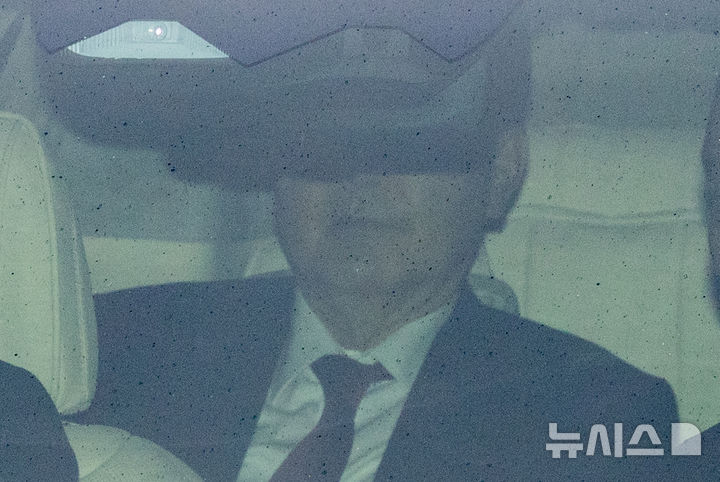 윤석열 전 대통령이 14일 오전 서울 서초구 서울중앙지방법원에서 열린 내란 우두머리 혐의 1차 공판에 차량을 타고 출석하고 있다. 2025.04.14.