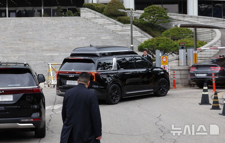 [서울=뉴시스] 사진공동취재단 = 내란 우두머리 혐의로 기소된 윤석열 전 대통령의 첫 정식 형사재판이 열리는 14일 오전 윤 전 대통령이 탑승한 차량이 서울 서초구 서울중앙지방법원 지하주차장으로 들어가고 있다. 2025.04.14. photo@newsis.com