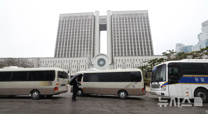 [서울=뉴시스] 사진공동취재단 = 내란 우두머리 혐의로 기소된 윤석열 전 대통령의 첫 정식 형사재판이 열리는 14일 오전 윤 전 대통령이 탑승한 차량이 서울 서초구 서울중앙지방법원 지하주차장으로 들어간 뒤 입구가 통제되고 있다. 2025.04.14. photo@newsis.com