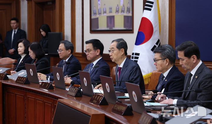 [서울=뉴시스] 조수정 기자 = 한덕수 대통령 권한대행 국무총리가 14일 정부서울청사에서 열린 국무회의를 주재하고 있다. 2025.04.14. chocrystal@newsis.com