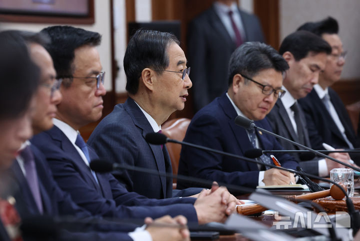 [서울=뉴시스] 조수정 기자 = 한덕수 대통령 권한대행 국무총리가 14일 정부서울청사에서 열린 국무회의를 주재하고 있다. 2025.04.14. chocrystal@newsis.com
