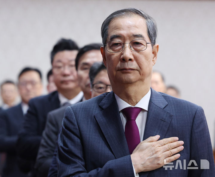 [서울=뉴시스] 조수정 기자 = 한덕수 대통령 권한대행 국무총리가 14일 정부서울청사에서 열린 국무회의에서 국기에 경례하고 있다. 2025.04.14. chocrystal@newsis.com