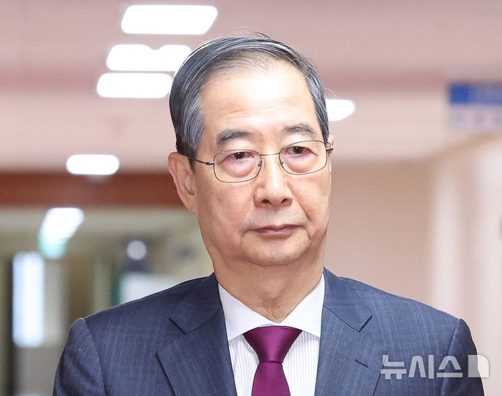 [서울=뉴시스] 조수정 기자 = 한덕수 대통령 권한대행 국무총리가 14일 정부서울청사에서 열린 국무회의에 입장하고 있다. 2025.04.14. chocrystal@newsis.com