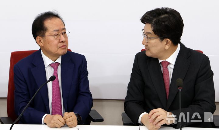 [서울=뉴시스] 조성봉 기자 = 대선출마 의사를 밝힌 홍준표 전 대구시장이 14일 오전 서울 여의도 국회에서 권성동(오른쪽) 국민의힘 원내대표와 면담을 하고 있다. 2025.04.14. suncho21@newsis.com