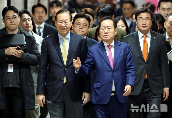 [서울=뉴시스] 조성봉 기자 = 대선출마 의사를 밝힌 홍준표 전 대구시장이 14일 오전 서울 여의도 국회에서 권영세 국민의힘 비상대책위원장과의 면담을 위해 함께 이동하고 있다. 2025.04.14. suncho21@newsis.com