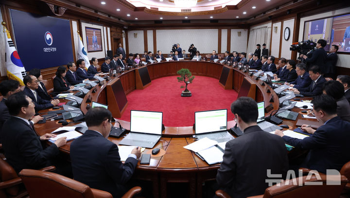 [서울=뉴시스] 조수정 기자 = 한덕수 대통령 권한대행 국무총리가 14일 정부서울청사에서 열린 국무회의를 주재하고 있다. 2025.04.14. chocrystal@newsis.com