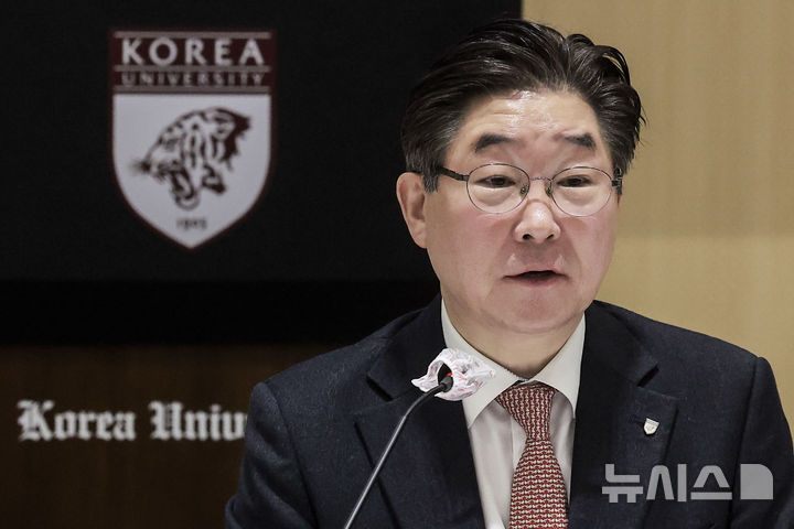 [서울=뉴시스] 정병혁 기자 = 김동원 고려대학교 총장이 14일 서울 성북구 고려대학교 SK미래관 최종현홀에서 열린 개교 120주년 및 취임 2주년 총장 초청 기자간담회에서 모두발언을 하고 있다. 2025.04.14. jhope@newsis.com