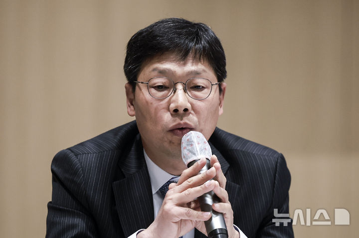 [서울=뉴시스] 정병혁 기자 = 손호성 고려대학교 의무기획처장이 14일 서울 성북구 고려대학교 SK미래관 최종현홀에서 열린 개교 120주년 및 취임 2주년 총장 초청 기자간담회에서 질문에 답하고 있다. 2025.04.14. jhope@newsis.com