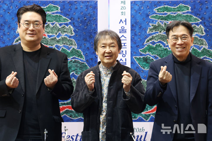 [서울=뉴시스] 박진희 기자 = 강동석(가운데) 서울스프링실내악축제 예술감독과 김상진(왼쪽) 비올리스트, 김영호 피아니스트가 14일 서울 종로구 안동교회에서 제20회 서울스프링실내악축제 기자회견을 하고 있다. 2025.04.14. pak7130@newsis.com