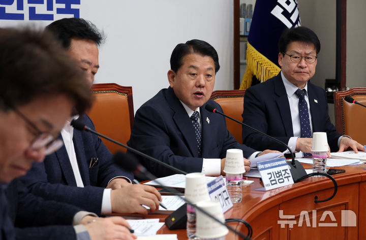 [서울=뉴시스] 고승민 기자 = 14일 서울 여의도 국회에서 열린 산불재난긴급대응특별위원회 5차 회의에서 김병주 위원장이 인사말을 하고 있다. 2025.04.14. kkssmm99@newsis.com