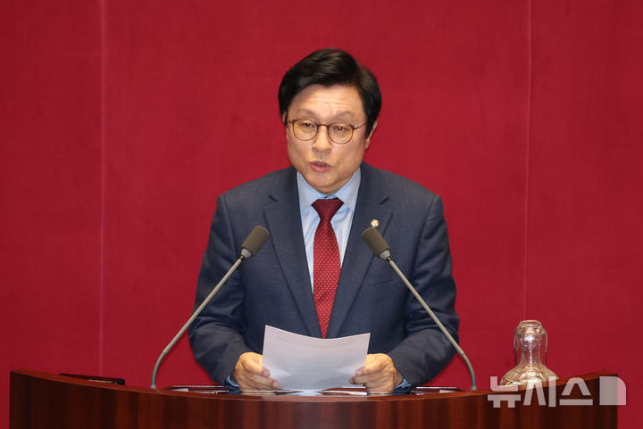 [서울=뉴시스] 고승민 기자 = 14일 서울 여의도 국회에서 열린 제424회 국회(임시회) 제2차 본회의에서 박형수 국민의힘 원내수석부대표가 대정부질문 국무총리 등 국무위원 출석요구의 건에 대해 제안설명을 하고 있다. 2025.04.14. kkssmm99@newsis.com
