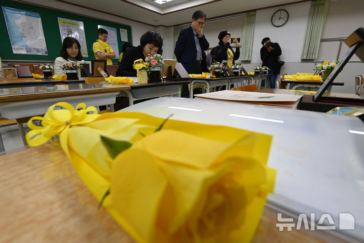 [안산=뉴시스] 김종택 기자 = 세월호 참사 11주기를 이틀 앞둔 14일 경기도 안산시 4.16 민주시민교육원에 마련된 단원고 4.16 기억교실을 찾은 추모객들이 교실을 둘러보며 희생자들을 추모하고 있다. 2025.04.14. jtk@newsis.com