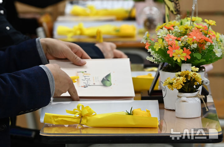 [안산=뉴시스] 김종택 기자 = 세월호 참사 11주기를 이틀 앞둔 14일 경기도 안산시 4.16 민주시민교육원에 마련된 단원고 4.16 기억교실을 찾은 추모객들이 교실을 둘러보며 희생자들을 추모하고 있다. 2025.04.14. jtk@newsis.com
