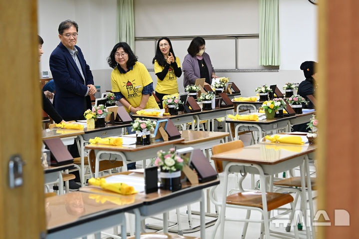 [안산=뉴시스] 김종택 기자 = 세월호 참사 11주기를 이틀 앞둔 14일 경기도 안산시 4.16 민주시민교육원에 마련된 단원고 4.16 기억교실을 찾은 추모객들이 교실을 둘러보며 희생자들을 추모하고 있다. 2025.04.14. jtk@newsis.com