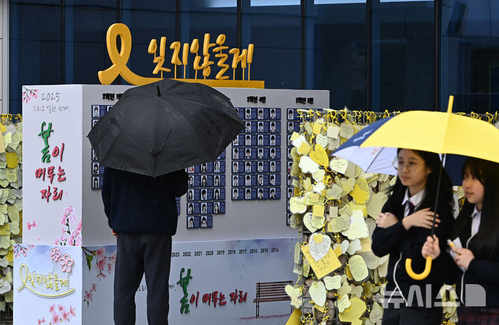 [안산=뉴시스] 김종택 기자 = 세월호 참사 11주기를 이틀 앞둔 14일 경기도 안산시 4.16 민주시민교육원에 마련된 단원고 4.16 기억교실 앞에 희생자들의 모습이 담긴 캐리커쳐가 그려져 있다. 2025.04.14. jtk@newsis.com