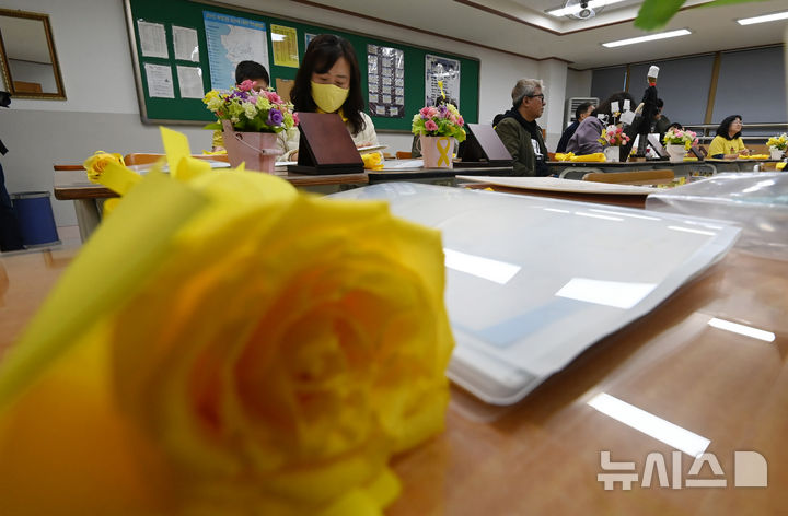 [안산=뉴시스] 김종택 기자 = 지난 14일 경기도 안산시 4.16 민주시민교육원에 마련된 단원고 4.16 기억교실을 찾은 추모객들이 교실을 둘러보며 희생자들을 추모하는 모습. 2025.04.14. jtk@newsis.com