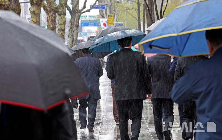전북 흐리고 최고 40㎜ 요란한 비…낮 19~21도