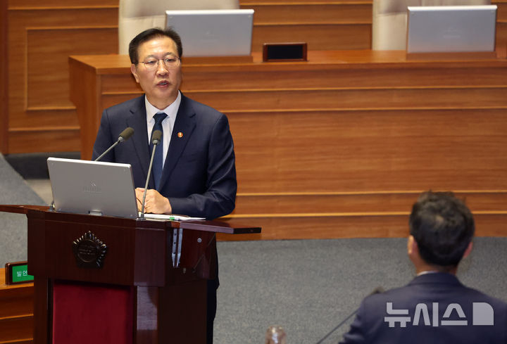 [서울=뉴시스] 조성우 기자 = 박성재 법무부 장관이 14일 오후 서울 여의도 국회에서 열린 제424회 국회(임시회) 제2차 본회의 정치·외교·통일·안보 분야 대정부질문에서 김영배 더불어민주당 의원 질문에 답변하고 있다. 2025.04.14. xconfind@newsis.com