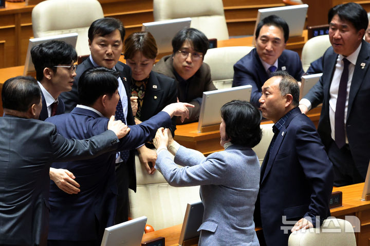 [서울=뉴시스] 조성우 기자 = 14일 오후 서울 여의도 국회에서 열린 제424회 국회(임시회) 제2차 본회의 정치·외교·통일·안보 분야 대정부질문에서 권영진(왼쪽 두 번째) 국민의힘 의원이 더불어민주당 의석으로 가 언쟁을 벌이고 있다. 2025.04.14. xconfind@newsis.com